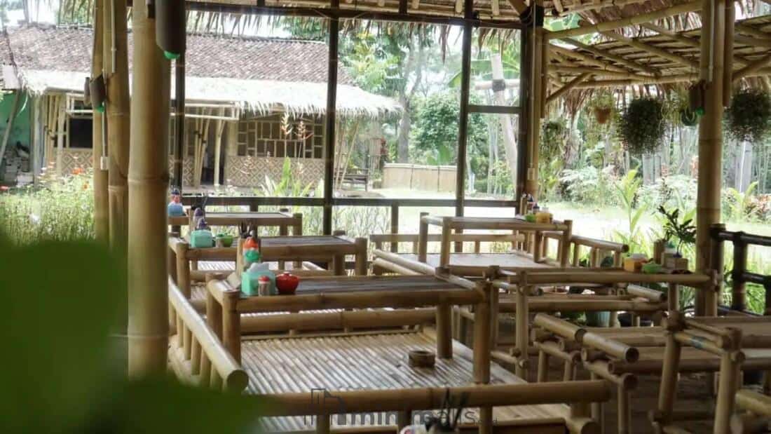 desain warung mie ayam lesehan