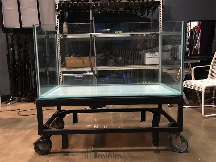 meja aquarium minimalis dari besi