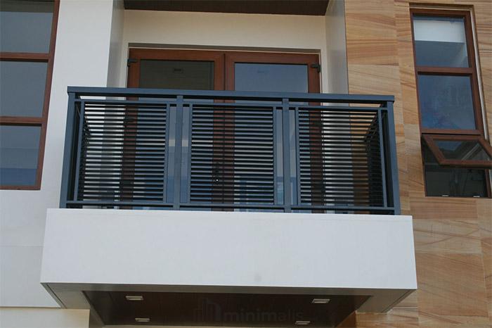 desain pagar balkon lantai 2